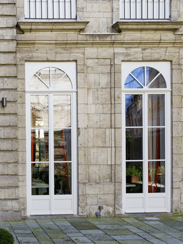 Porte-fenêtre équipée d'une double poignée avec serrure